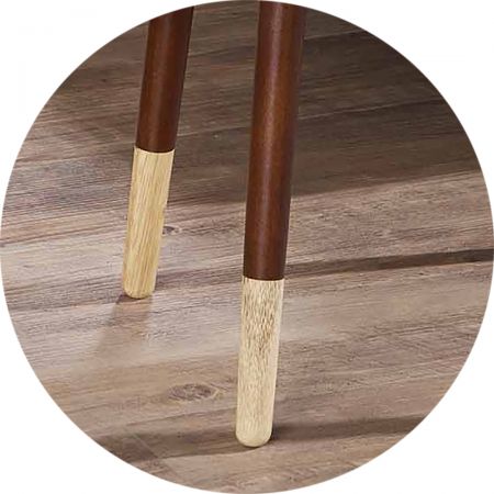 Nohy stolu ve dvou barvách.